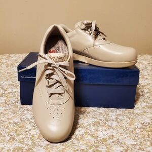 SAS women's Free Time Walking Shoes. NWT.